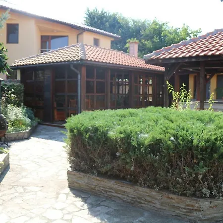 Garden House Sarafovo ヴィラ *
